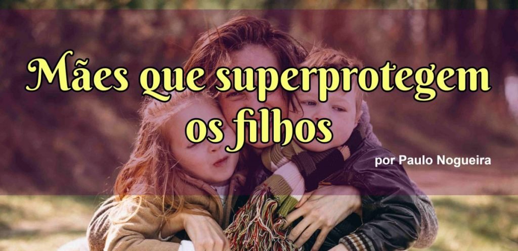 mães a abraçar com muita força os filhos